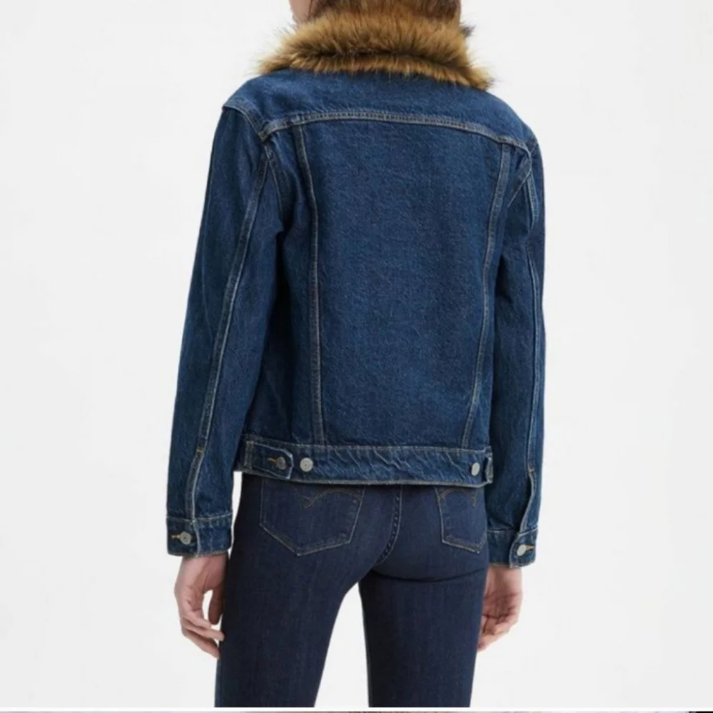 NWT Levi's Quilted Dark Wash Fur Collar Denim Trucker Jacket Size Small - Picture 7 of 8